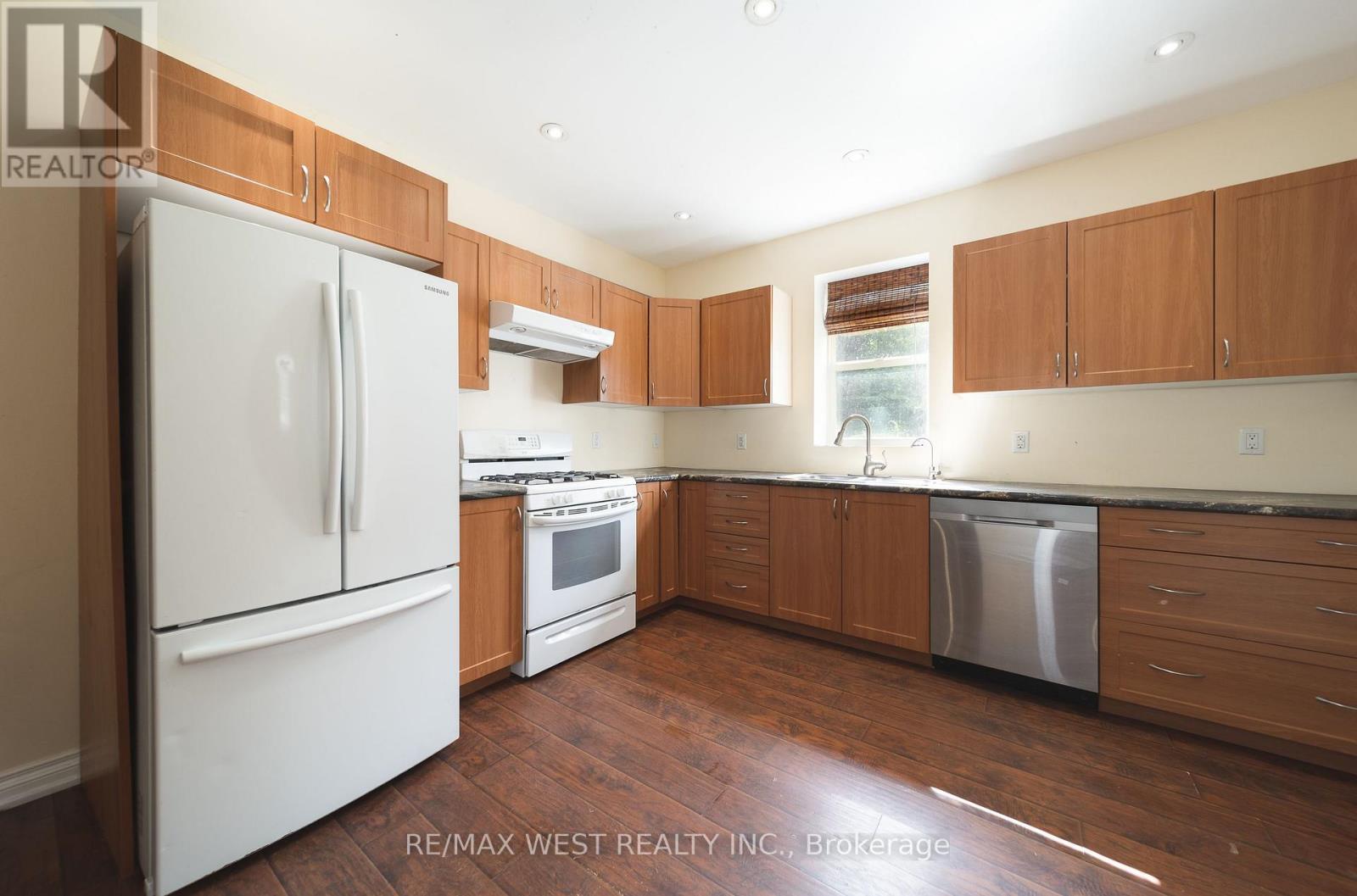 7826 YONGE STREET - Image 25