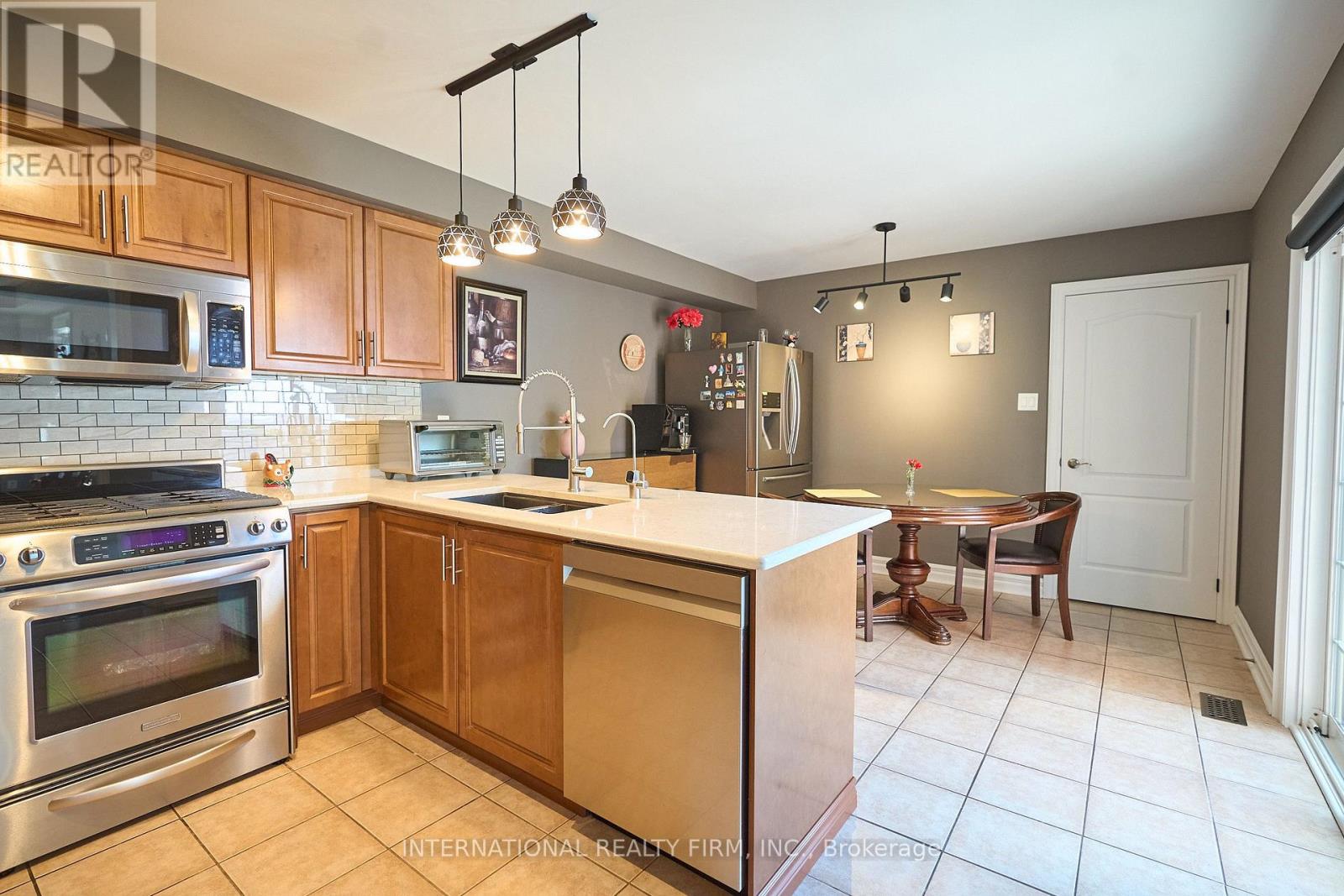 212 PRINGLE AVENUE - 18