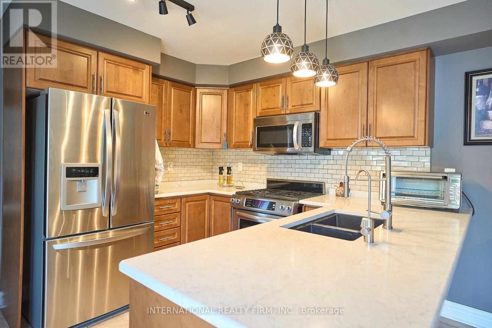 212 PRINGLE AVENUE - 21