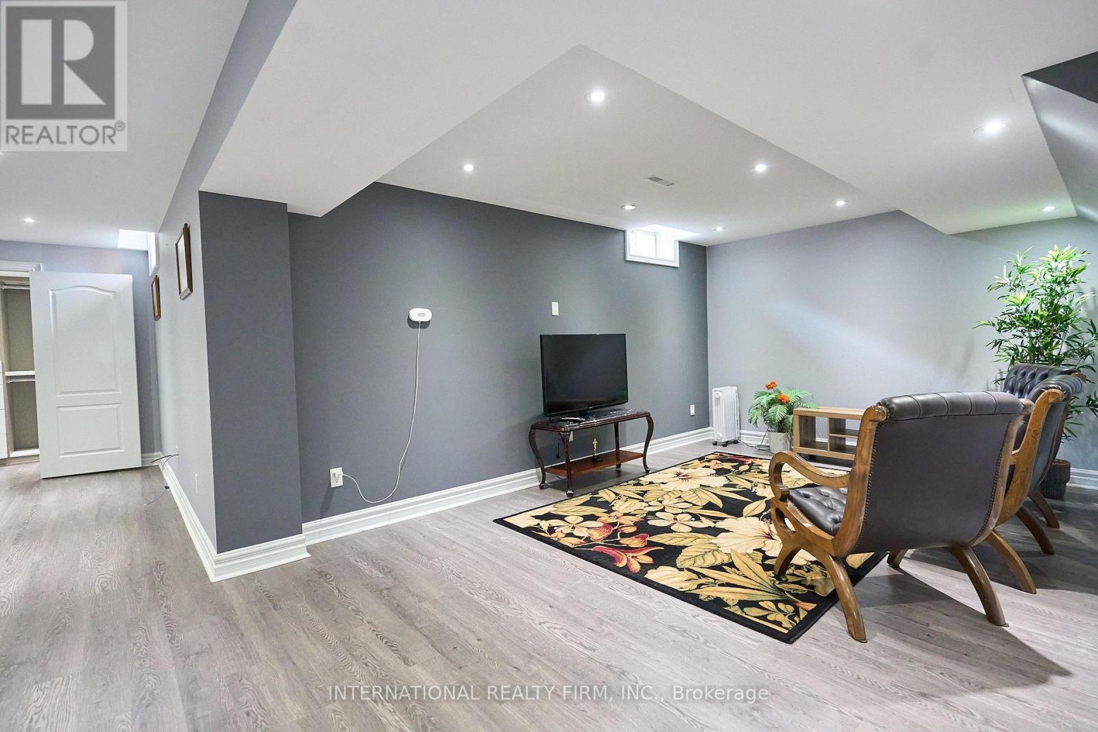 212 PRINGLE AVENUE - 33