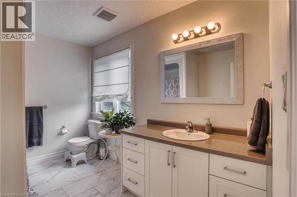 885 BINNING Street W - Image 30