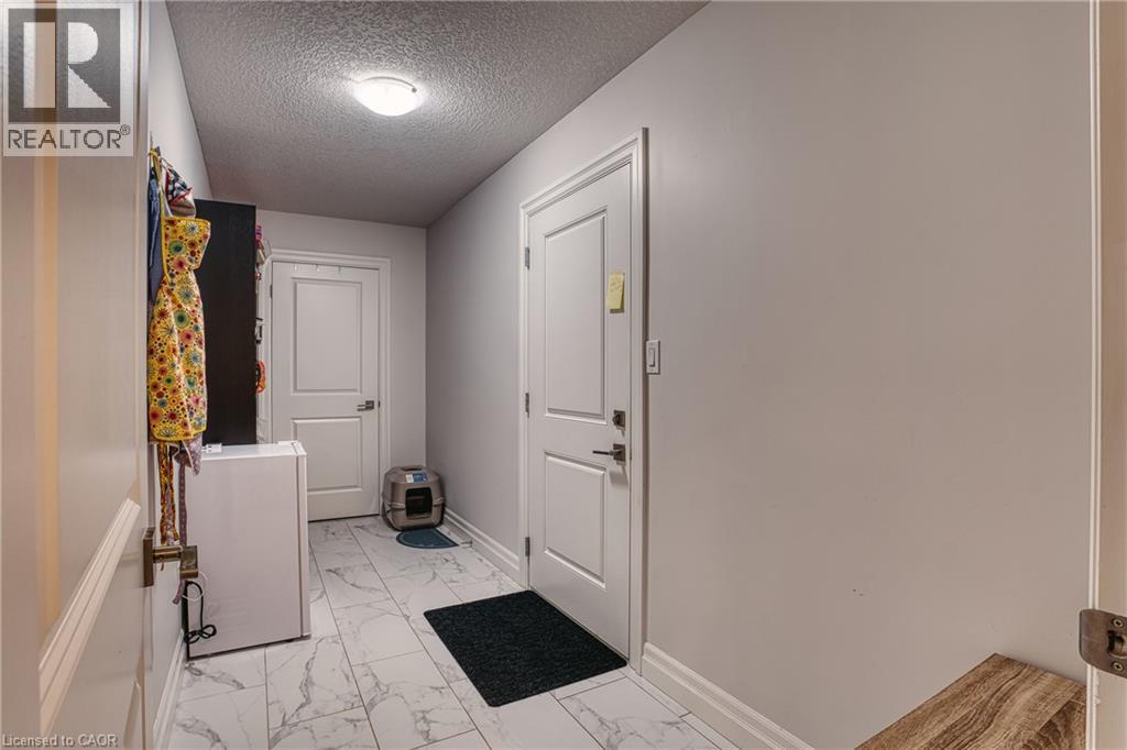 885 BINNING Street W - Image 32