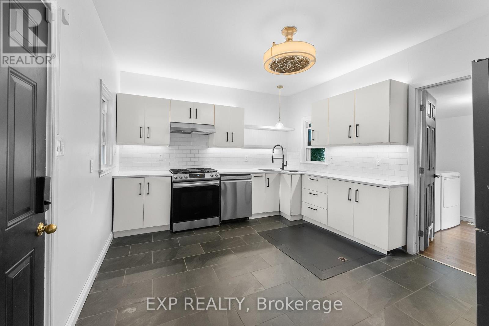 76 BELL STREET - 2