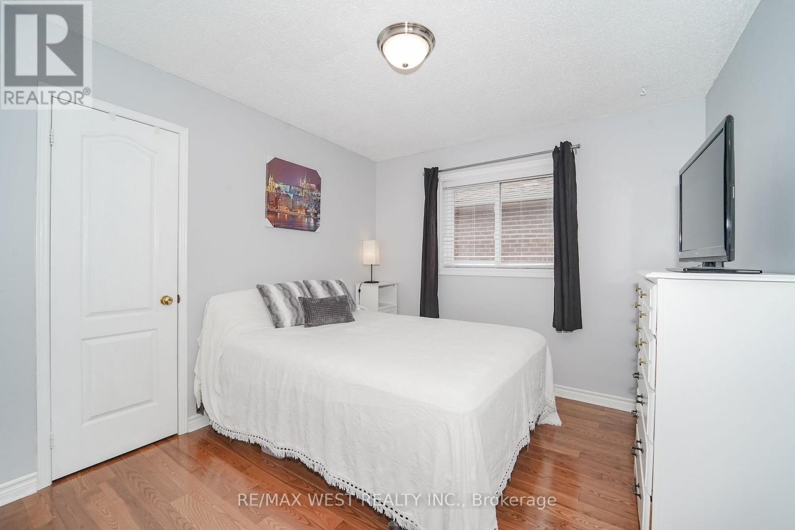 24 ROYAL VALLEY DRIVE - 10