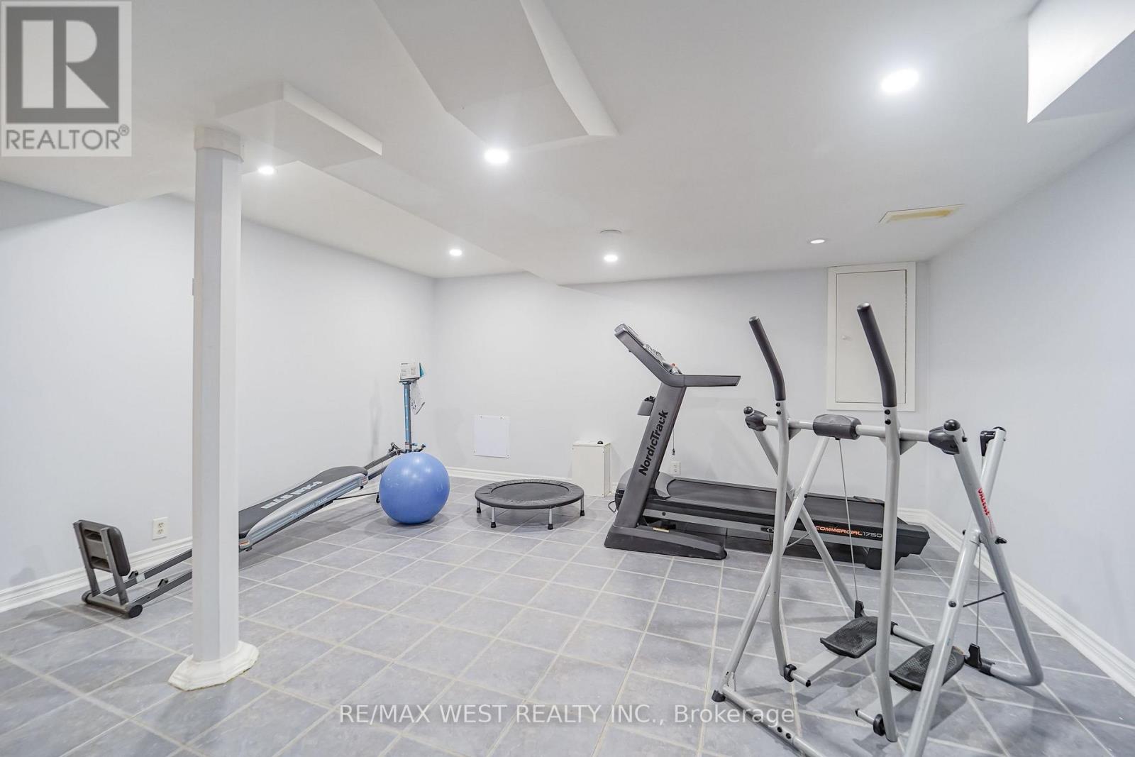 24 ROYAL VALLEY DRIVE - 13