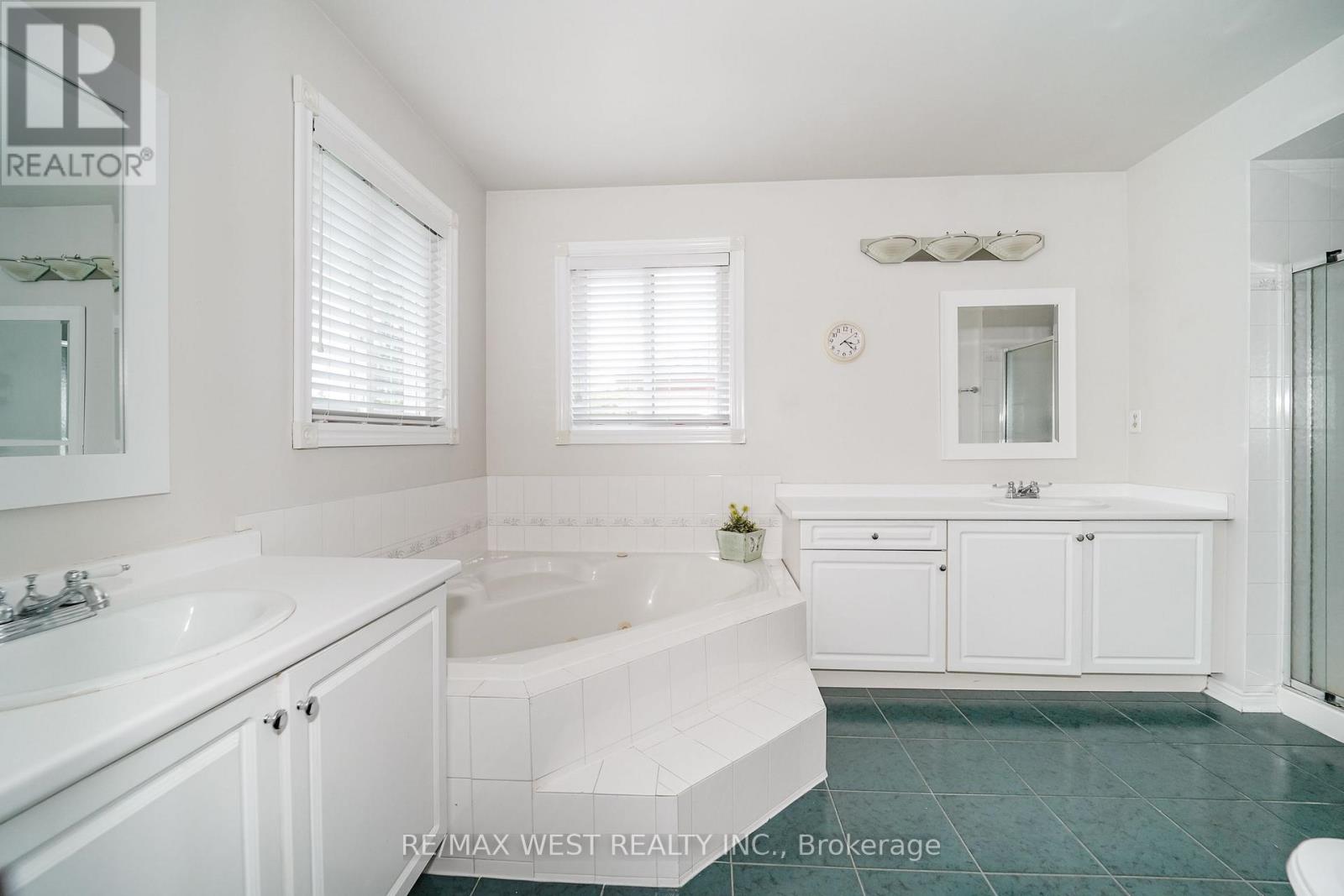 24 ROYAL VALLEY DRIVE - Image 9