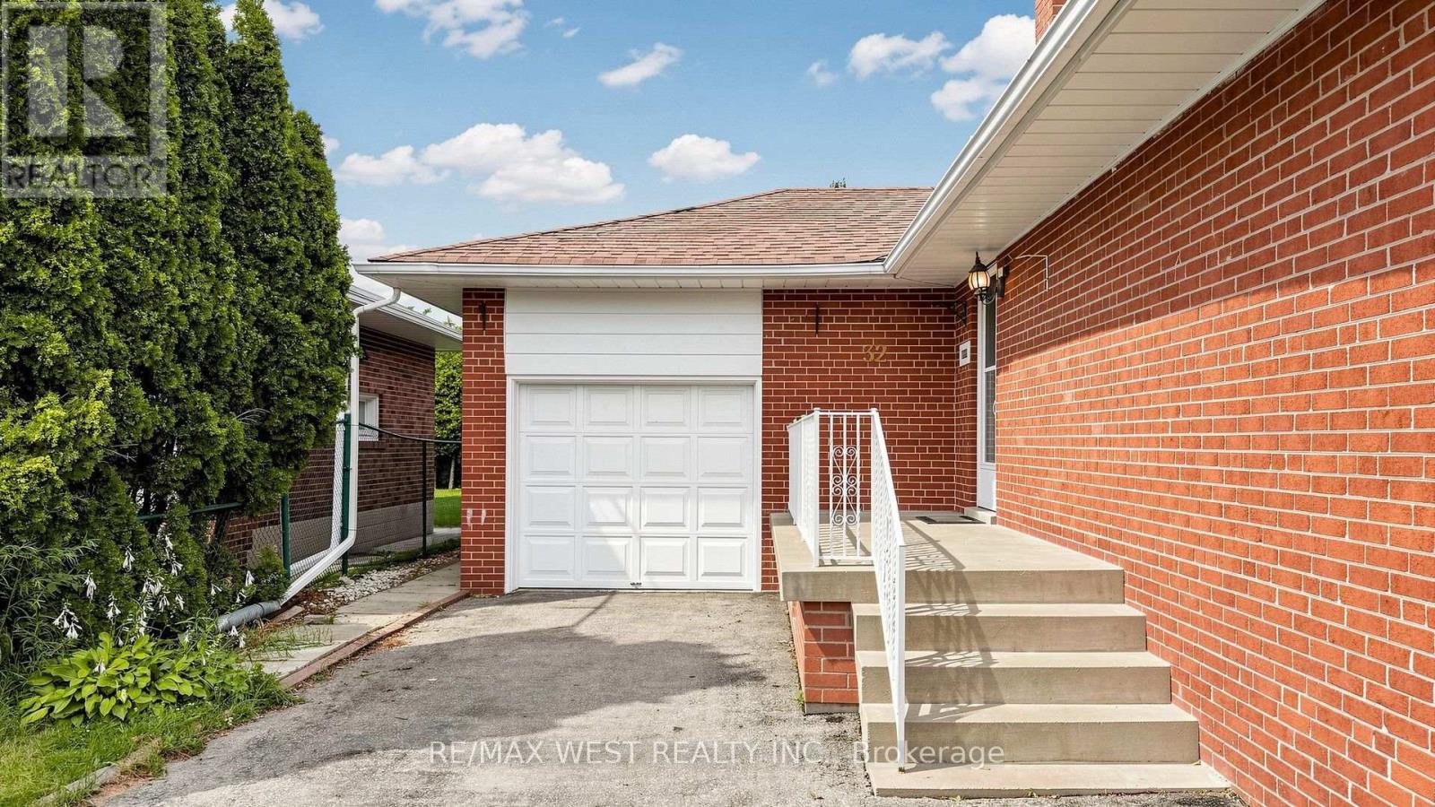 32 ALLONSIUS DRIVE - 3