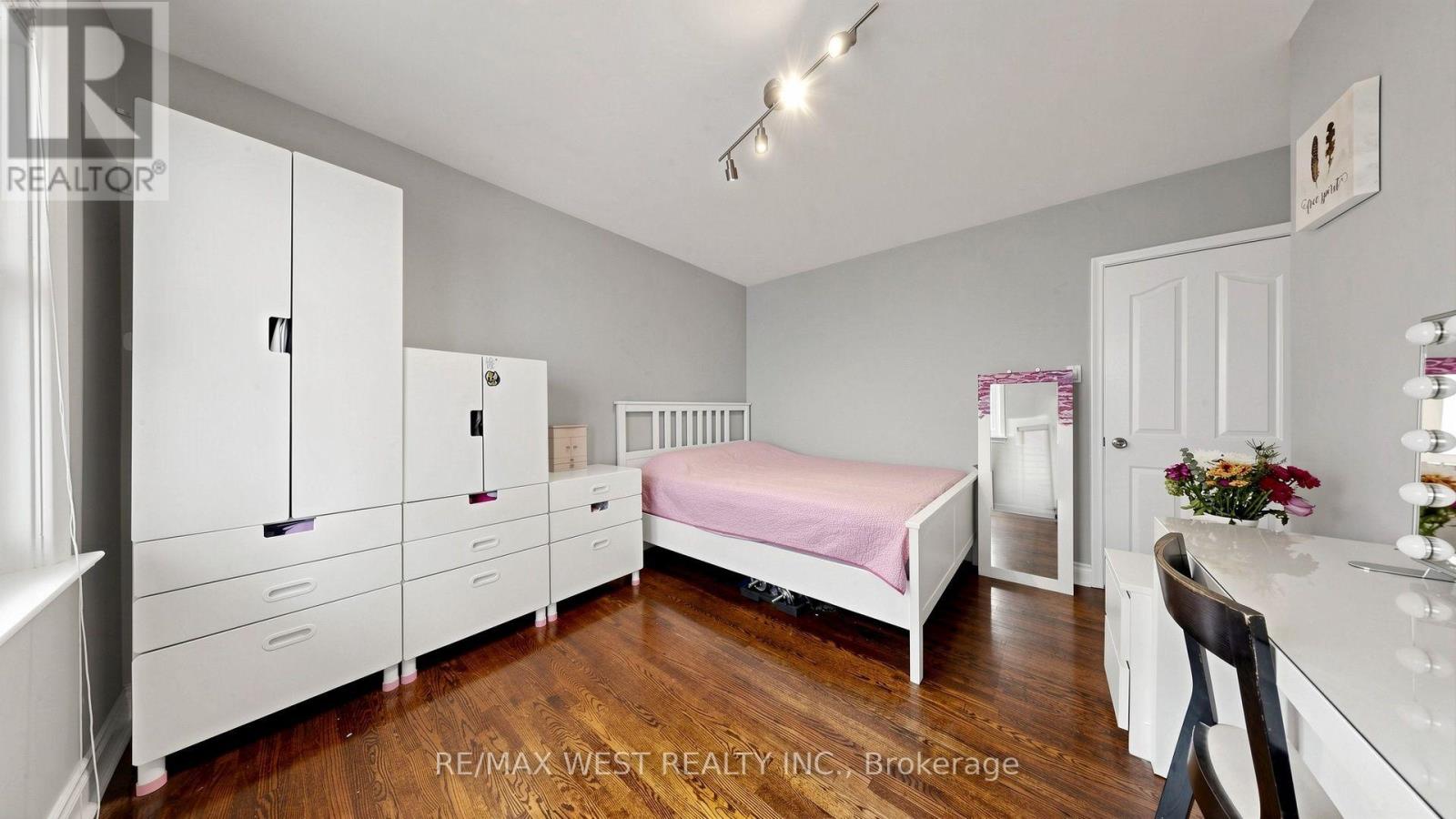 32 ALLONSIUS DRIVE - 23