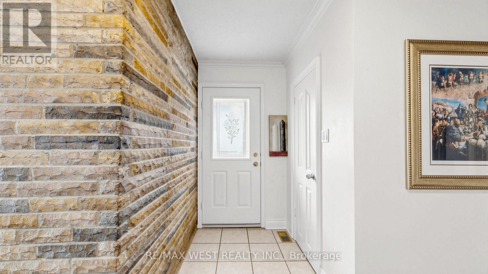 32 Allonsius Drive, Toronto (Eringate-Centennial-West Deane), Ontario, M9C3N5, Toronto (Eringate-Centennial-West Deane), Ontario — photo 5 of 5