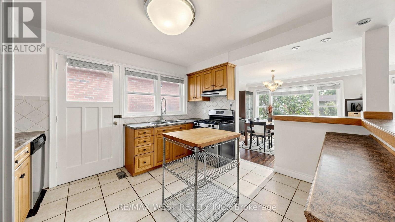 32 ALLONSIUS DRIVE - 11