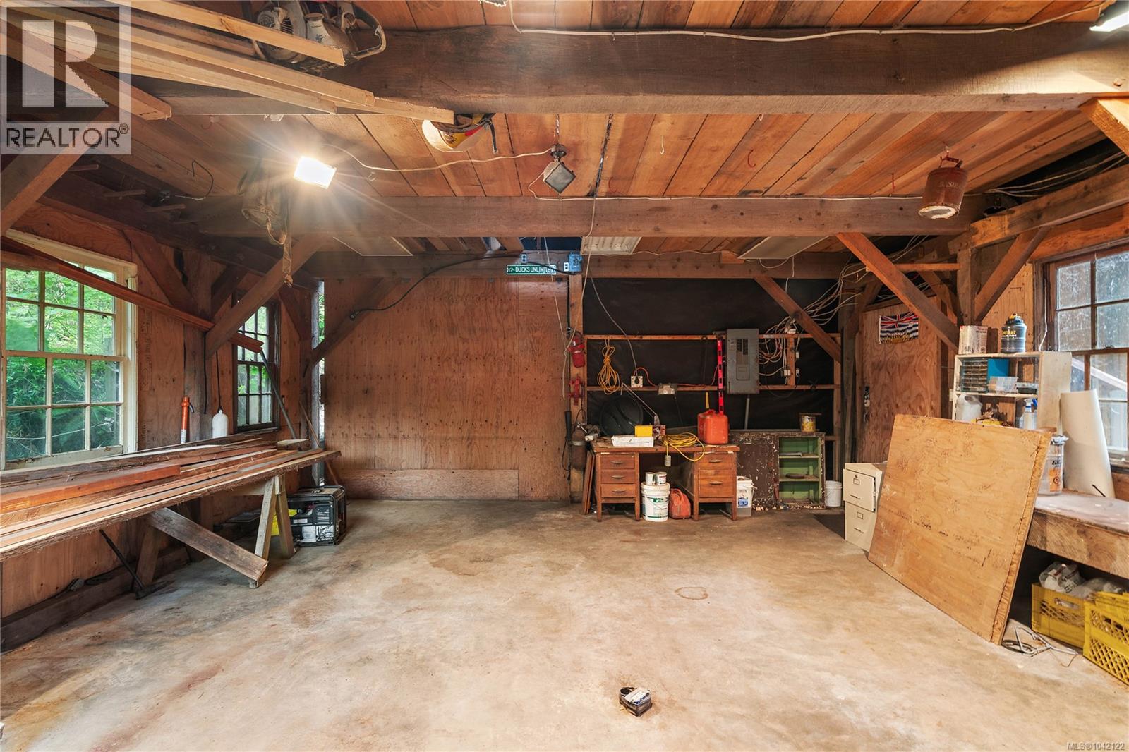 8595 Glenview Rd - Image 30