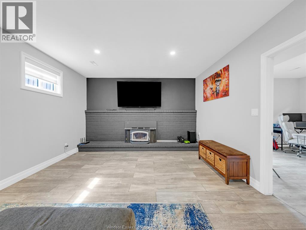1031 EASTLAWN - 24