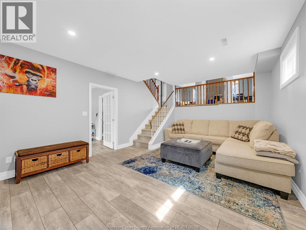 1031 EASTLAWN - 25