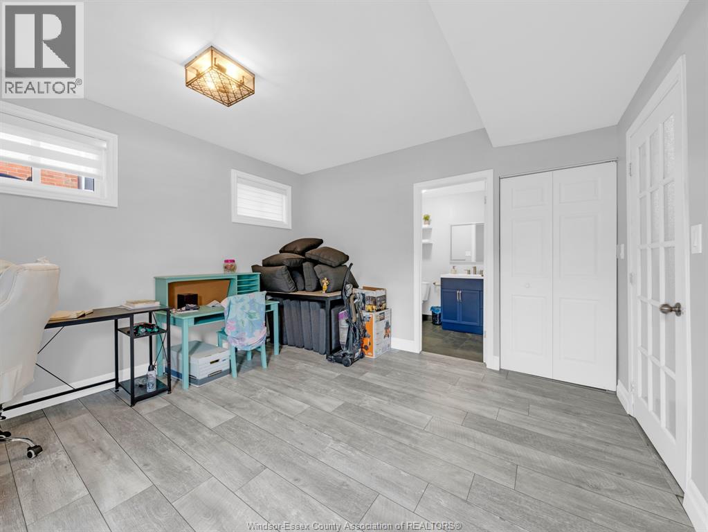 1031 EASTLAWN - 26