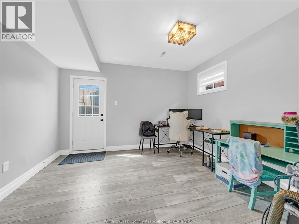 1031 EASTLAWN - Image 27