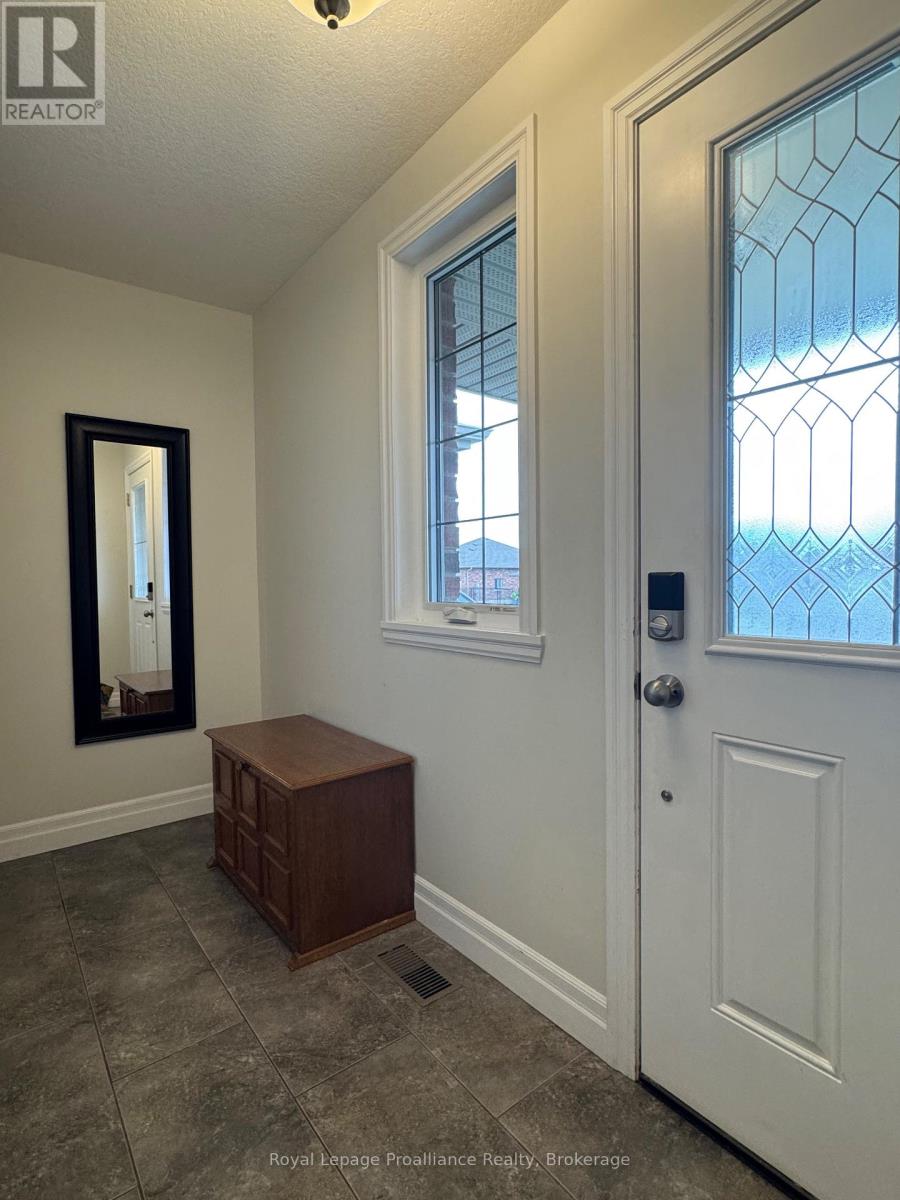 19 McIntosh Crescent, Quinte West (Murray Ward), Ontario, K8V0G1, Quinte West (Murray Ward), Ontario — photo 3 of 5