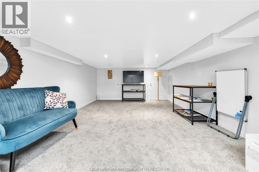71 Parry DRIVE - Image 25