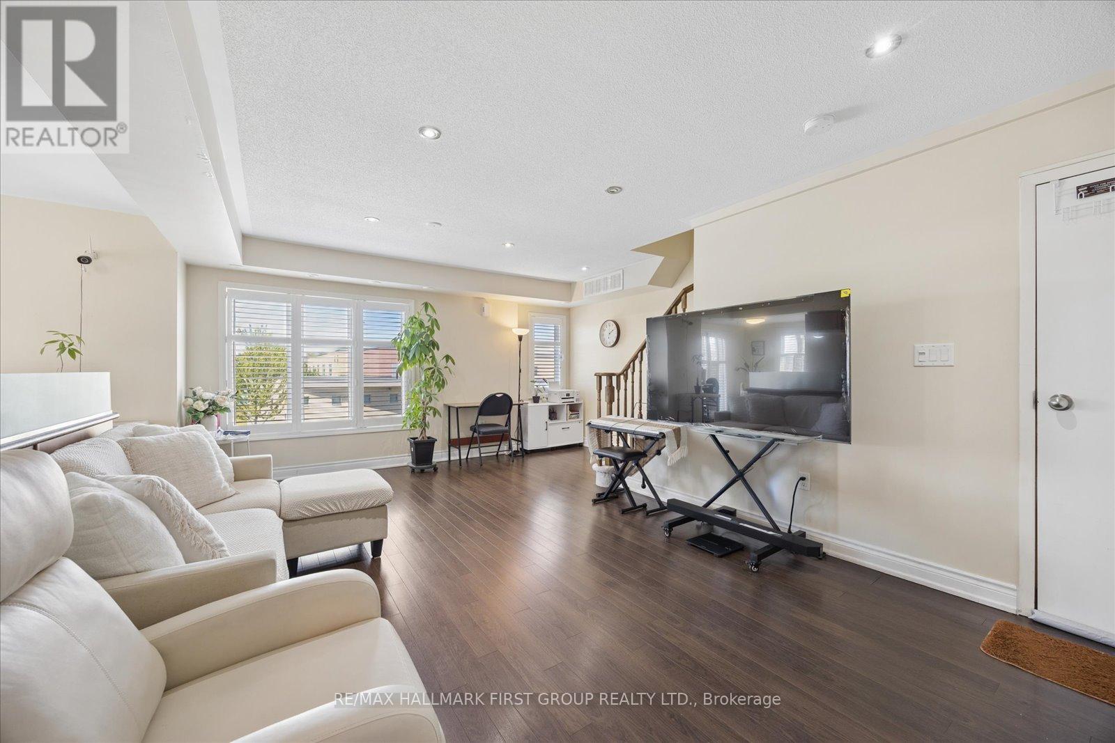 #3 2067 BUR OAK AVENUE - 4