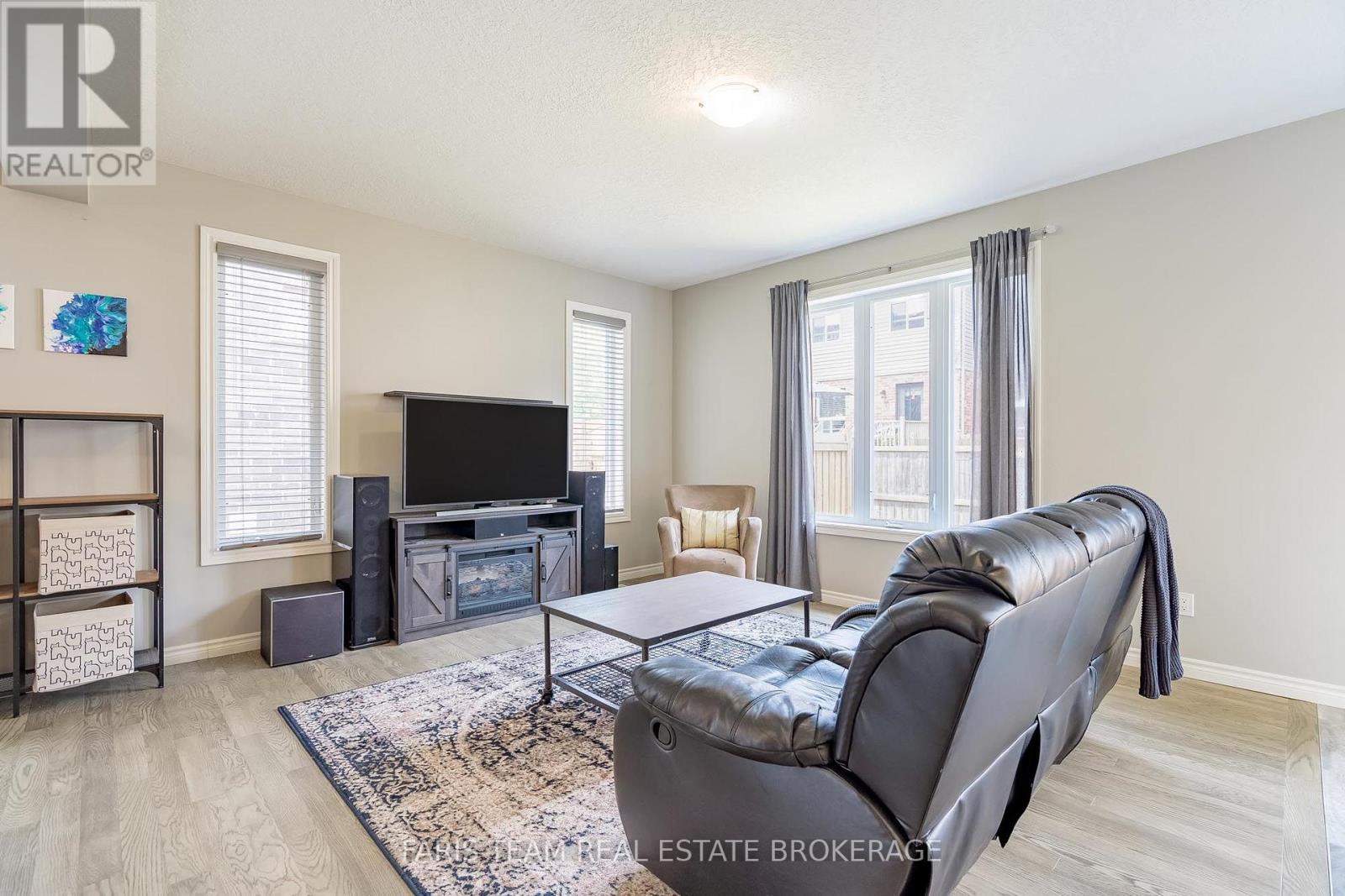 1016 WRIGHT DRIVE - Image 10