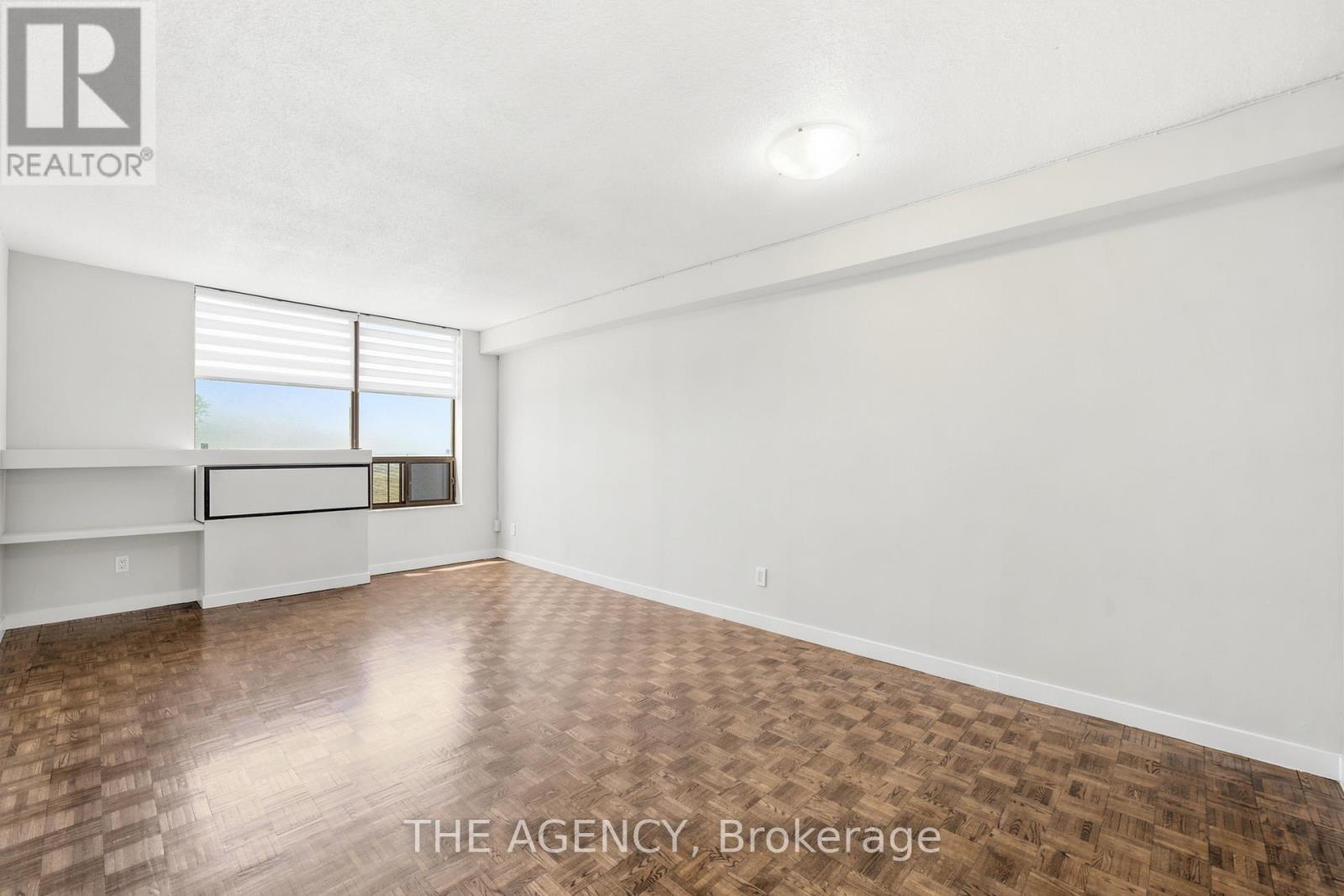 Photo of 2350 Dundas Street