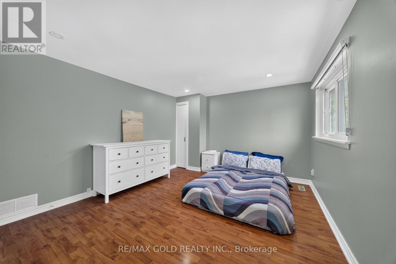 8 EARNSCLIFFE GATE - 20