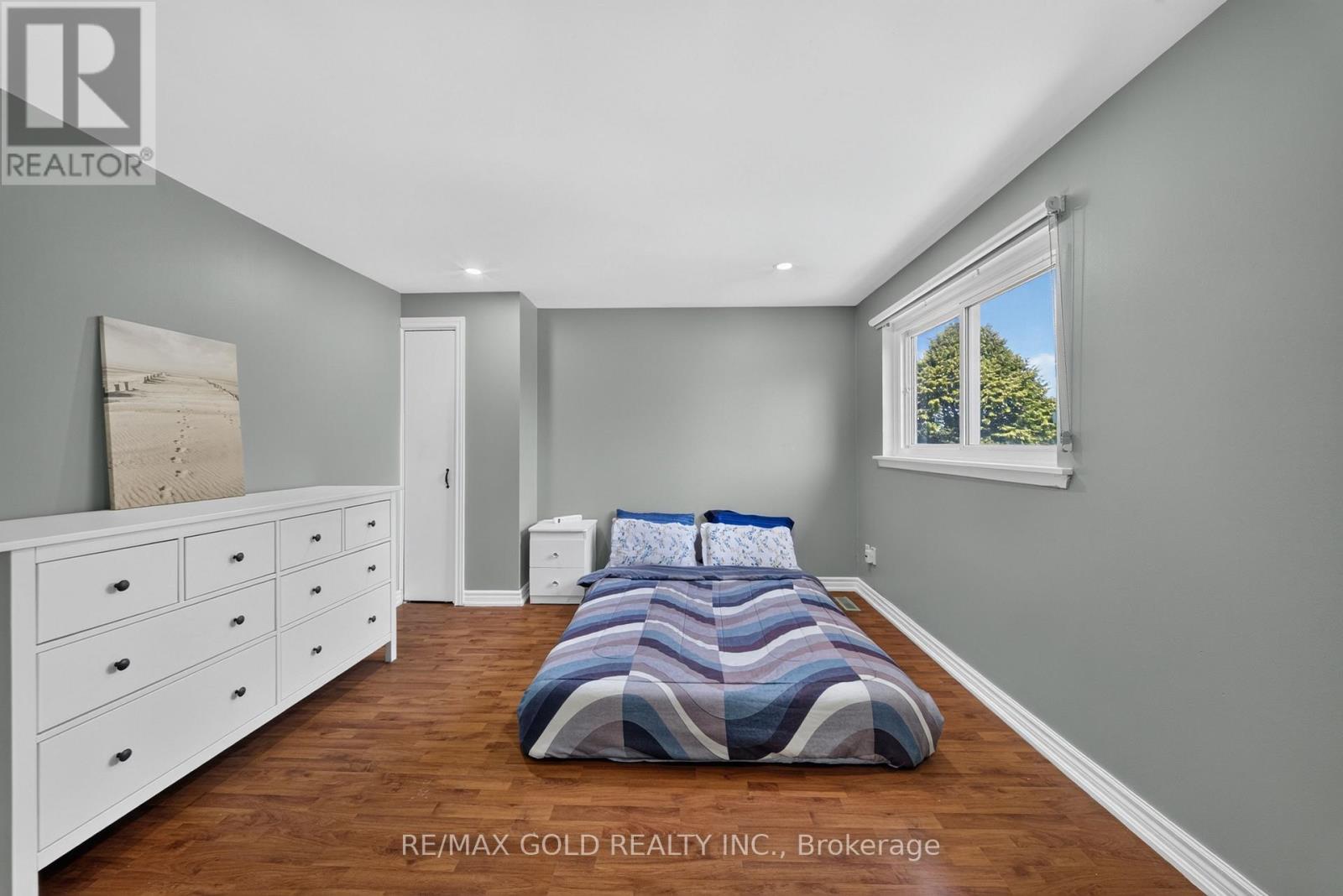 8 EARNSCLIFFE GATE - 21