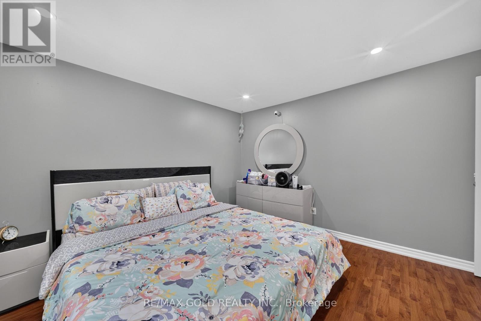 8 EARNSCLIFFE GATE - 24