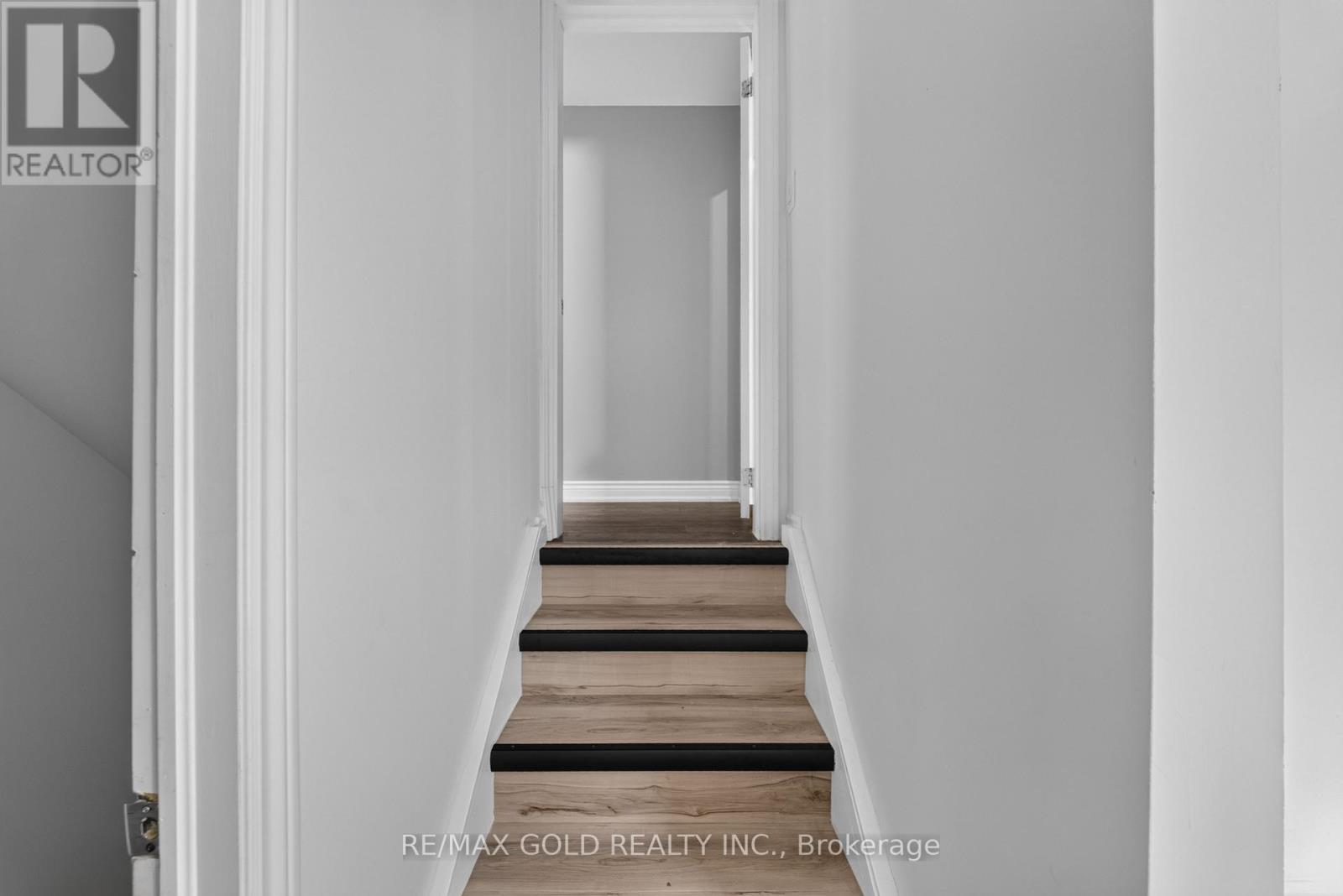 8 EARNSCLIFFE GATE - 32