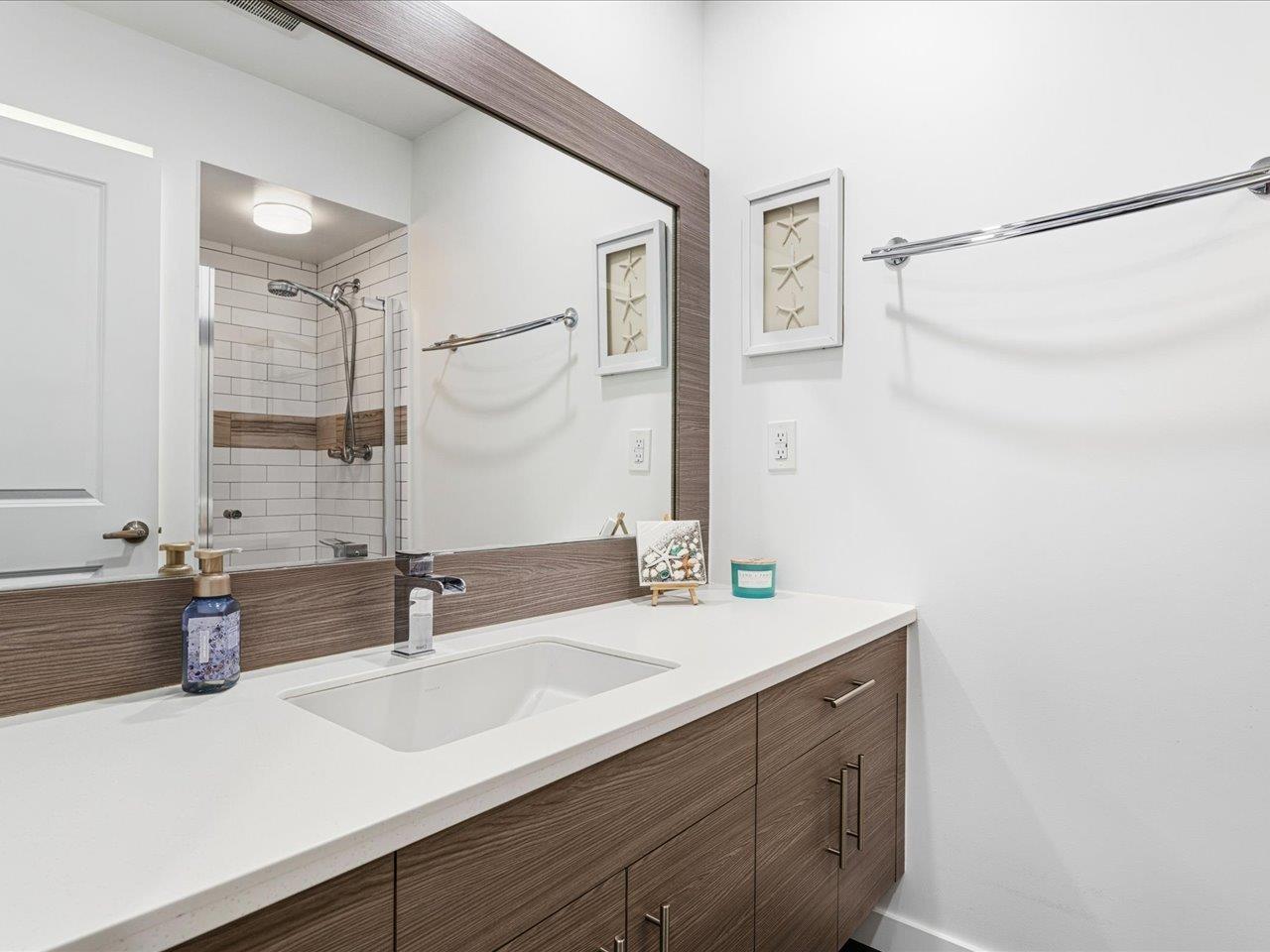 201 1379 MERKLIN STREET, White Rock