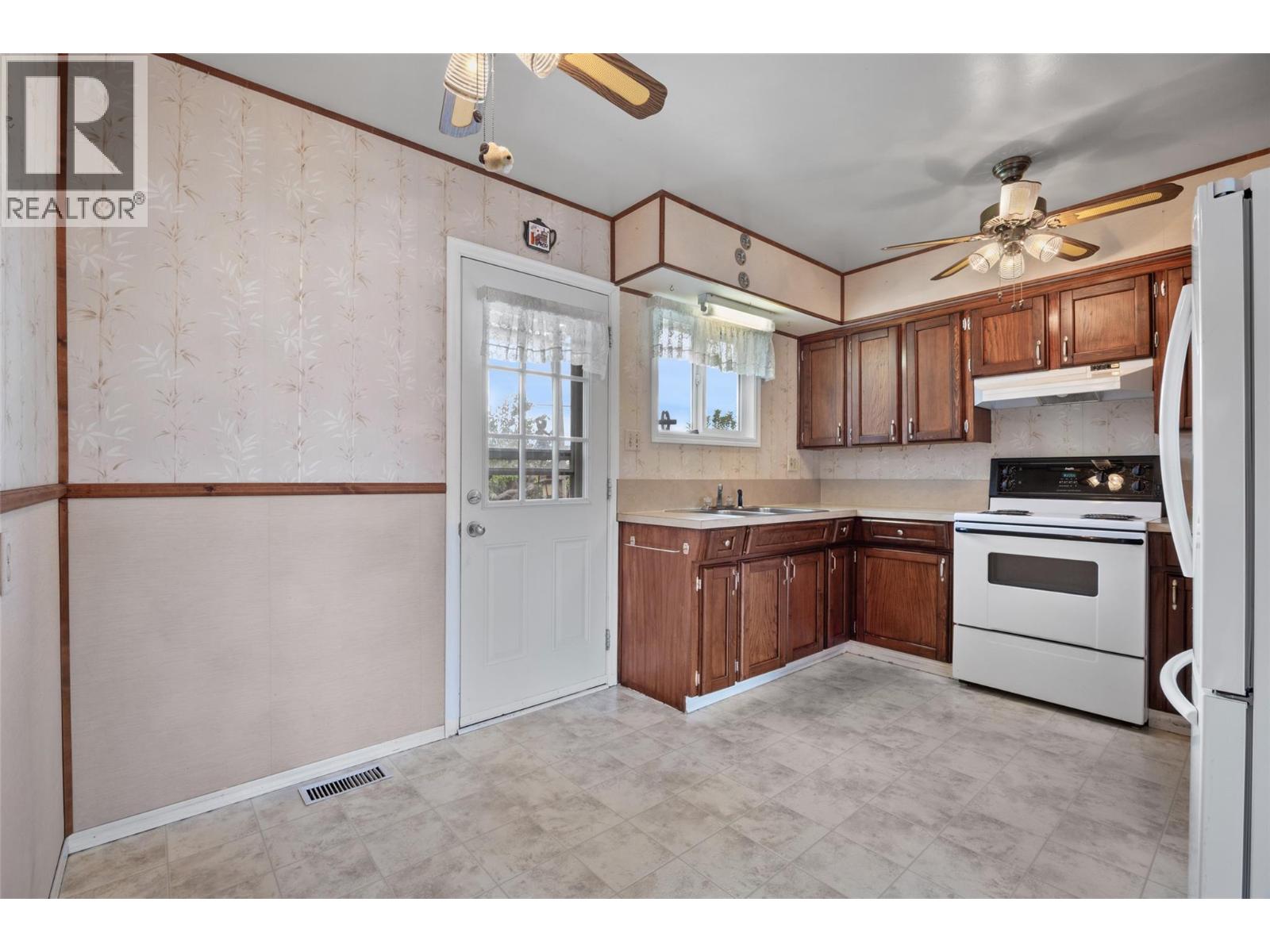 1281 Kimberley Crescent, Kamloops, British Columbia, V2B3B8, Kamloops, British Columbia — photo 5 of 5