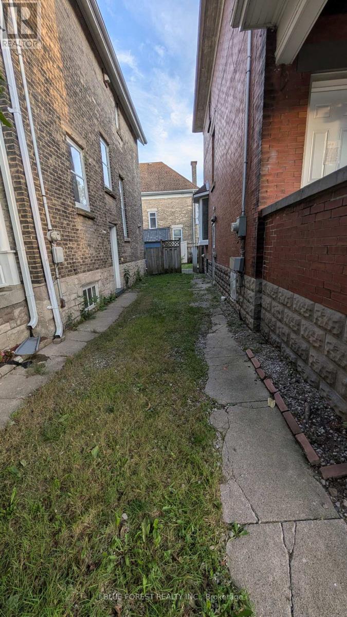867 QUEENS AVENUE - 28