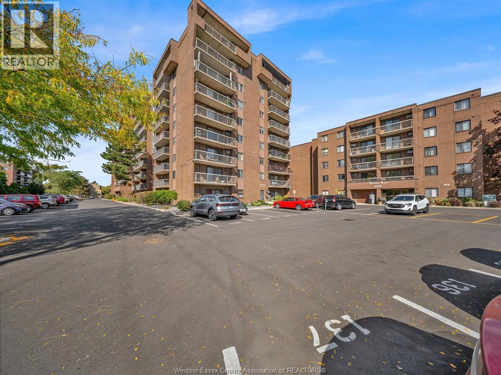 #206 3936 WYANDOTTE STREET East - 4