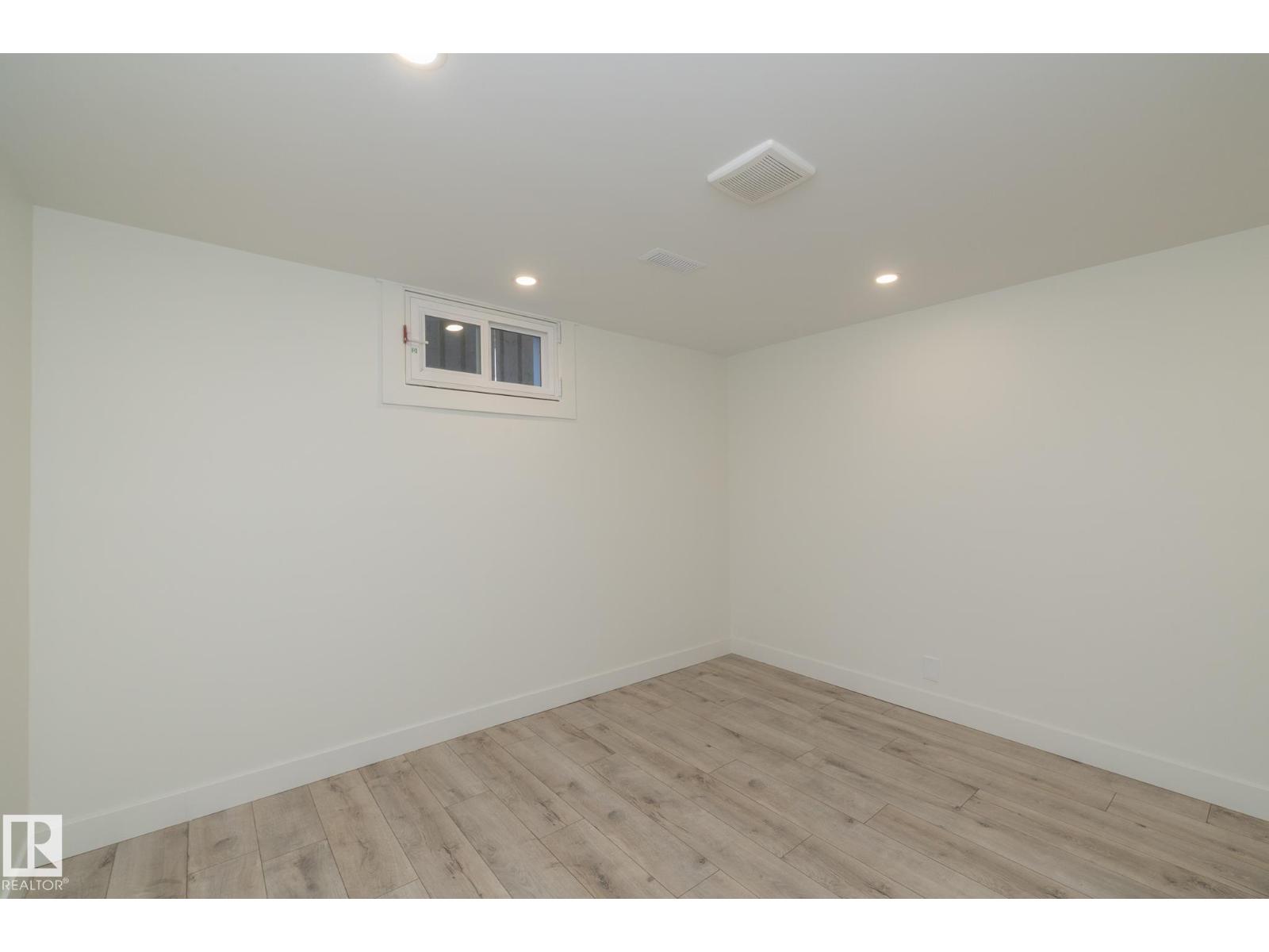 21 SHERIDAN DR - 52