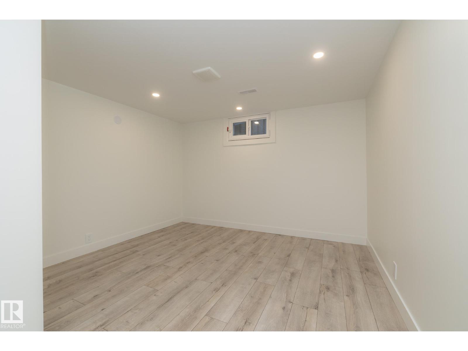 21 SHERIDAN DR - 49