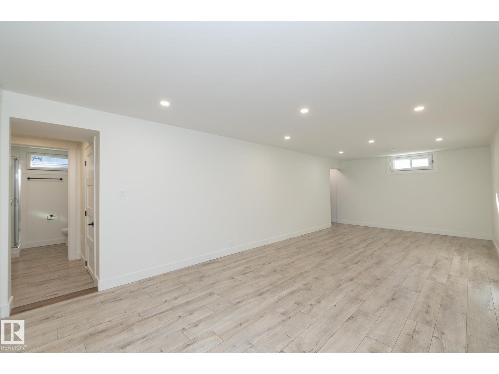 21 SHERIDAN DR - 48
