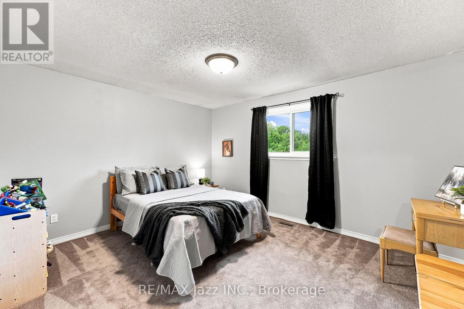76 CHESTER CRESCENT - 22