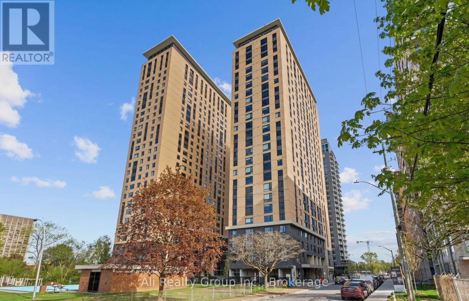#603 105 CHAMPAGNE AVENUE S - 1