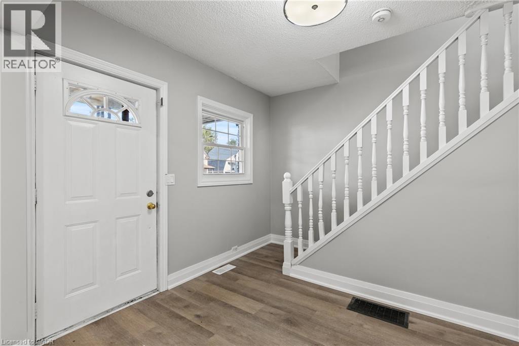 #Upper 15 MCCORMICK Street, Welland, Ontario, L3C4L8, Welland, Ontario — photo 4 of 5