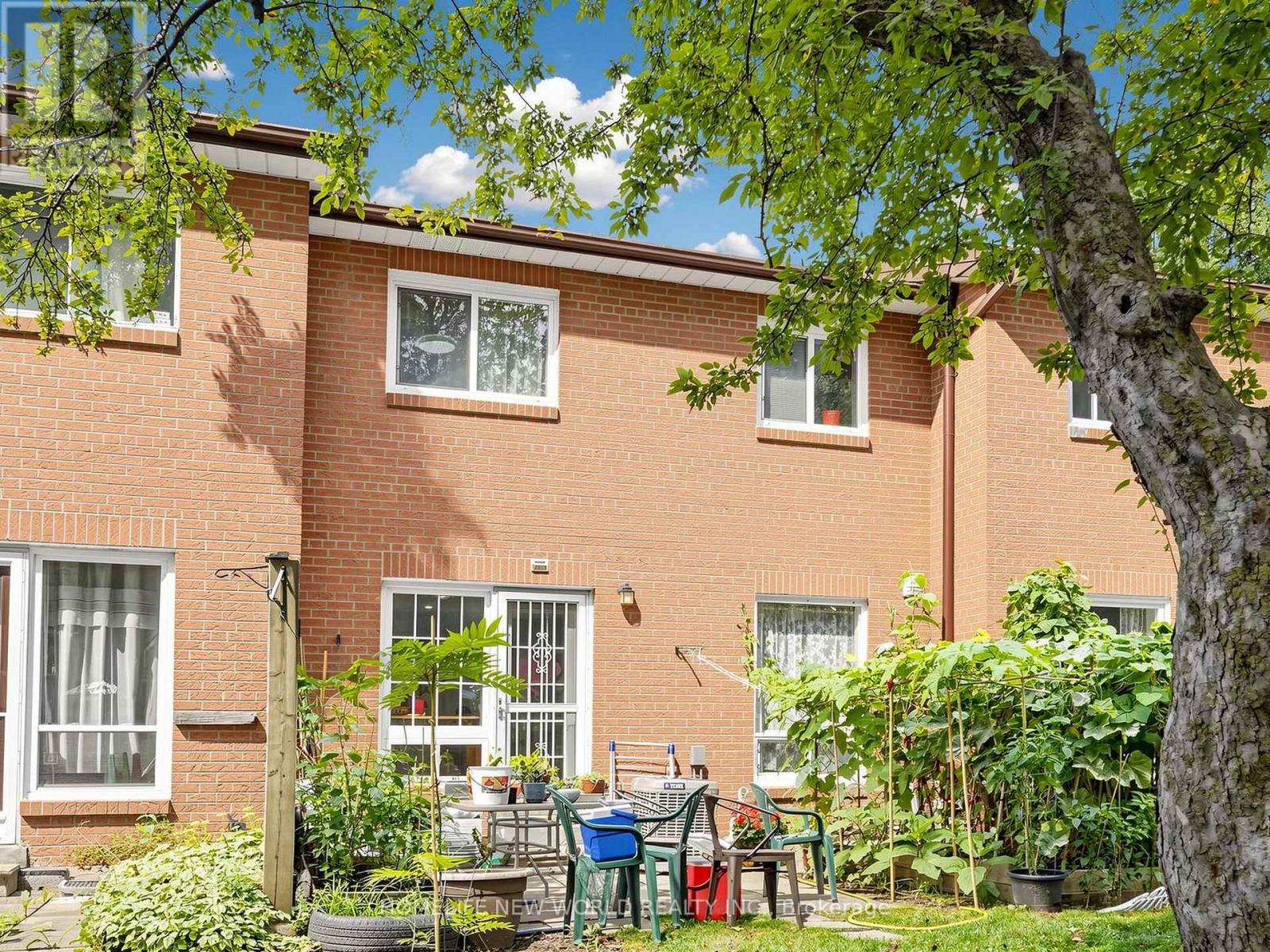 #40 90 CROCKAMHILL DRIVE - 44