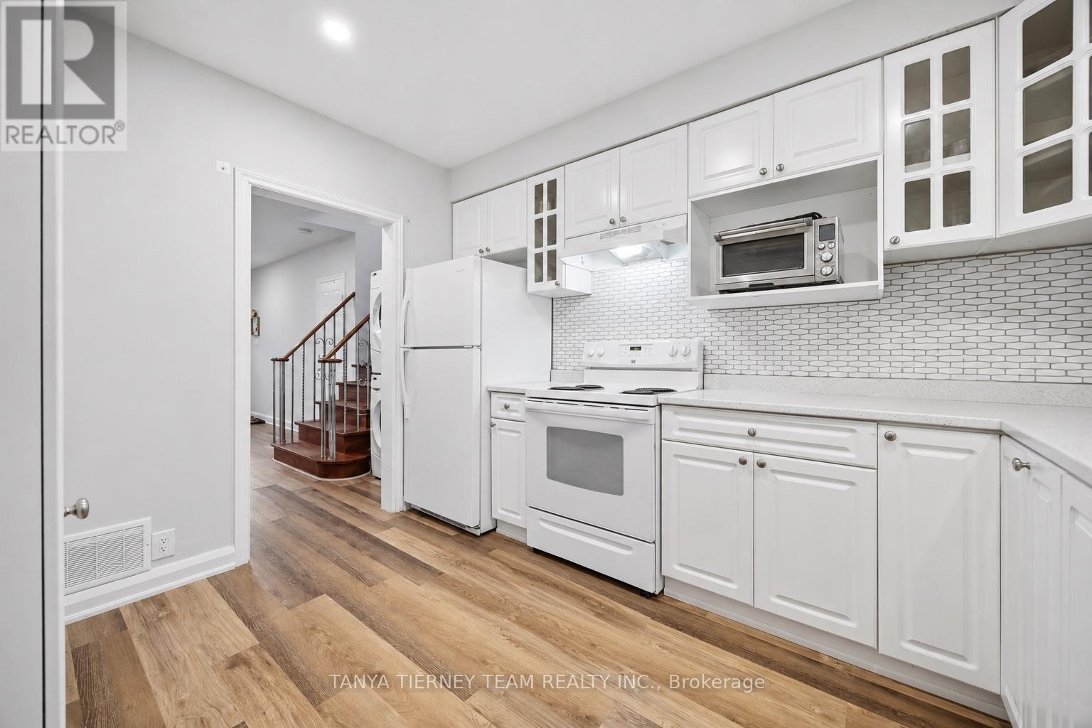 118 ROSSLAND ROAD W - Image 10
