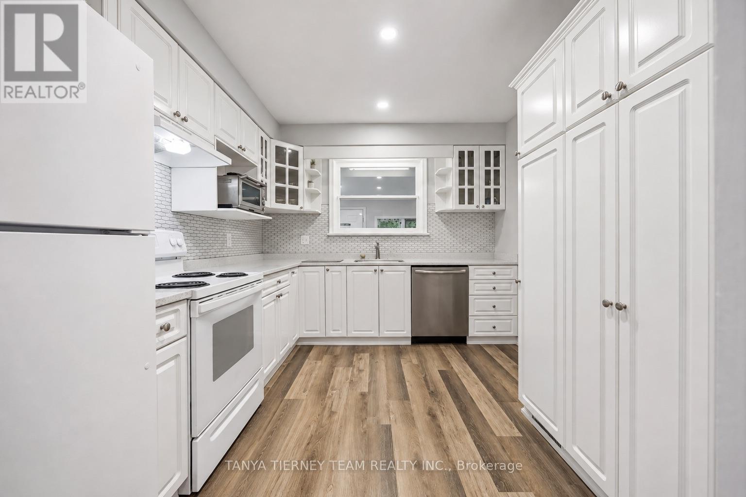 118 ROSSLAND ROAD W - Image 11