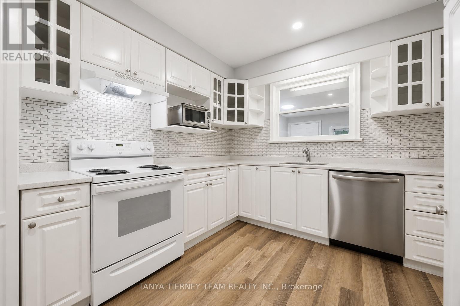 118 ROSSLAND ROAD W - Image 12