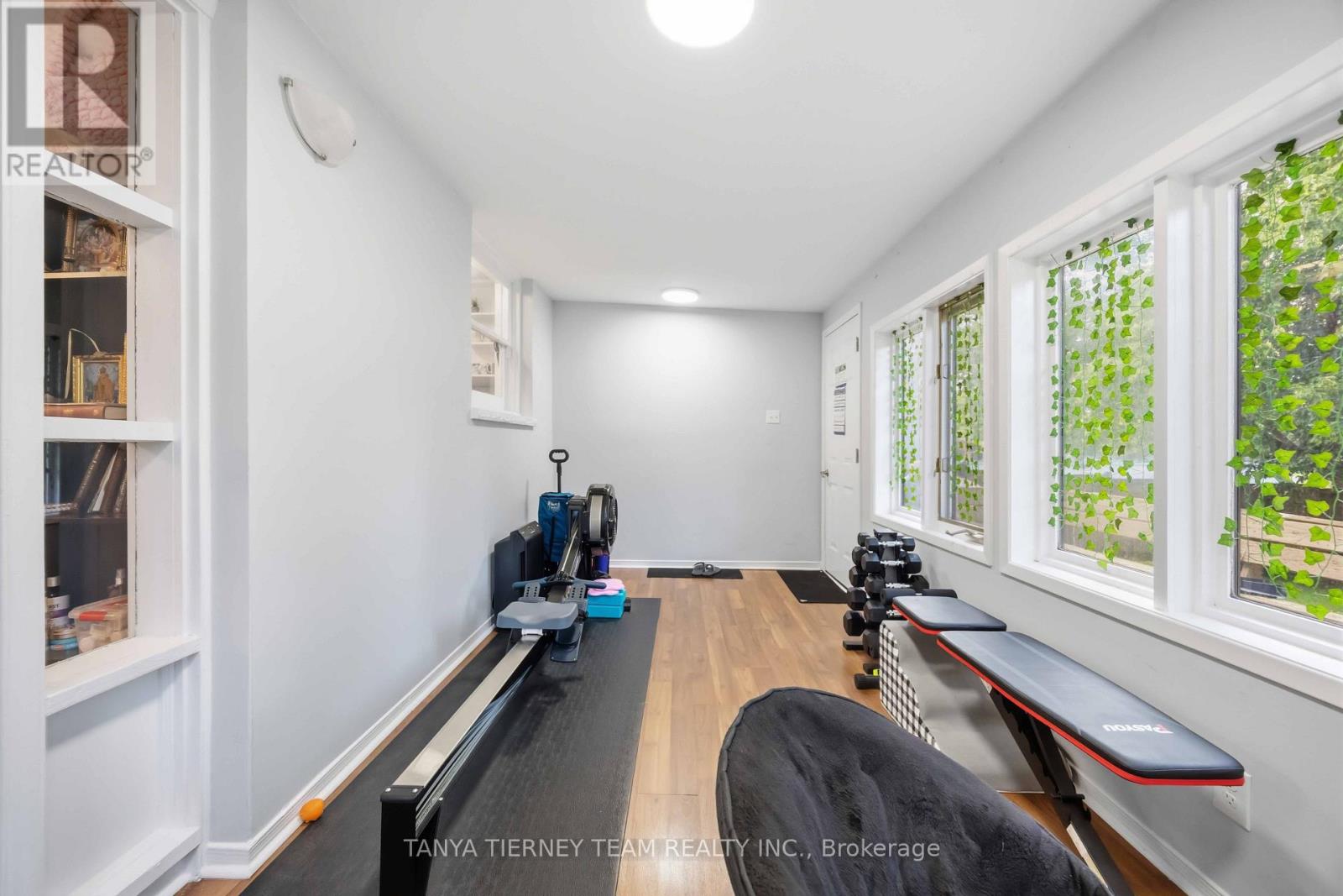 118 ROSSLAND ROAD W - Image 19