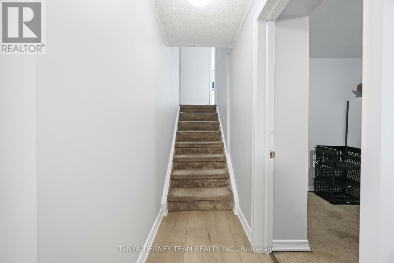 118 ROSSLAND ROAD W - Image 24