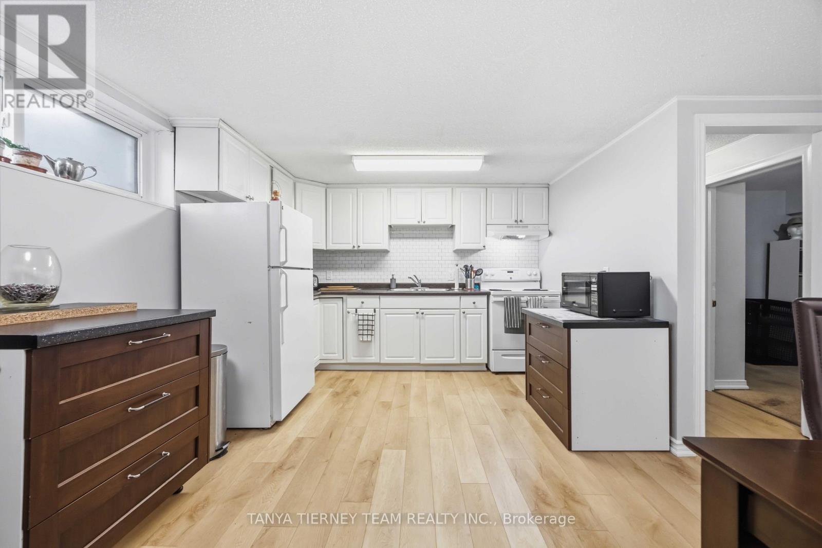 118 ROSSLAND ROAD W - Image 25