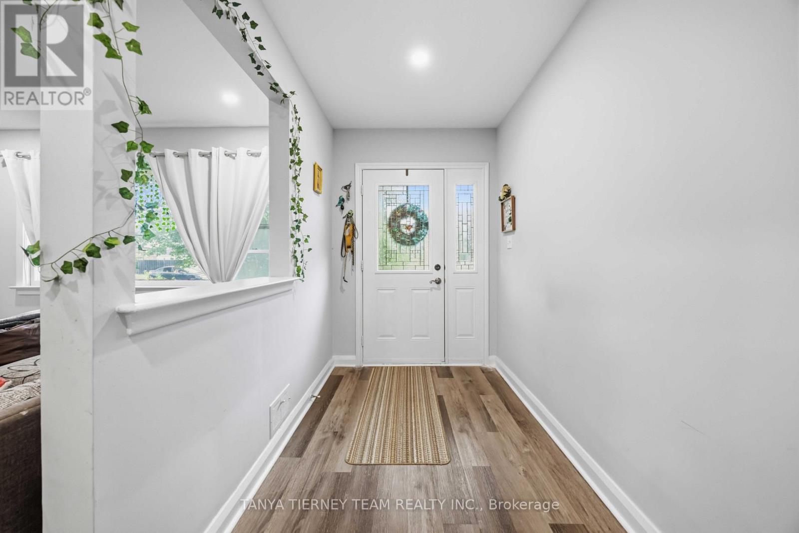 118 ROSSLAND ROAD W - 3