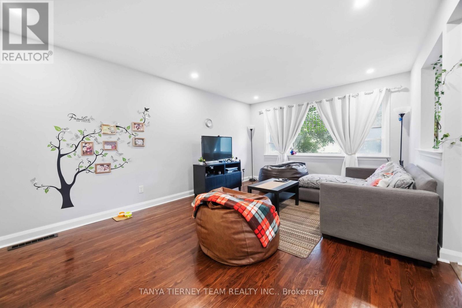 118 ROSSLAND ROAD W - Image 4