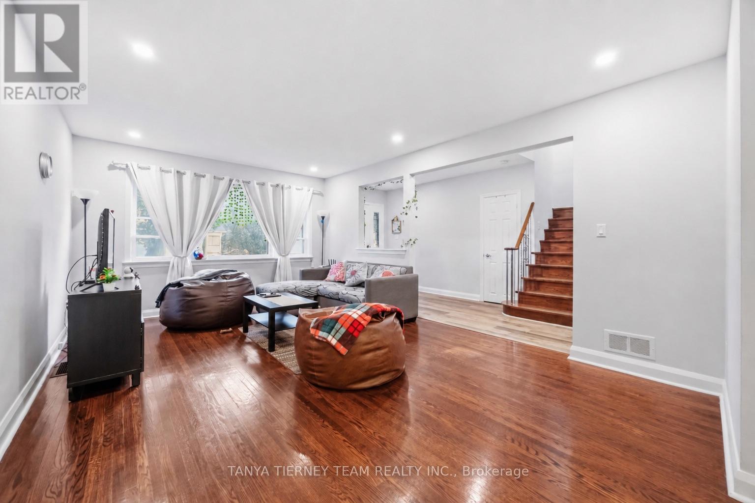 118 ROSSLAND ROAD W - Image 5