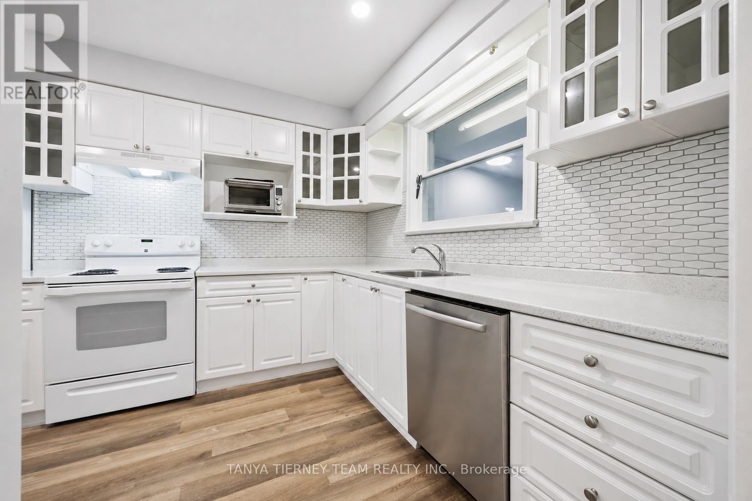 118 ROSSLAND ROAD W - 9