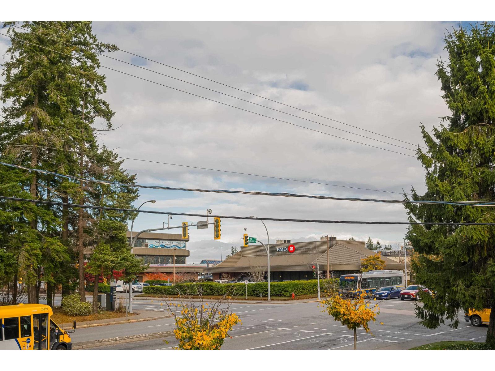 218 15020 NORTH BLUFF ROAD, White Rock
